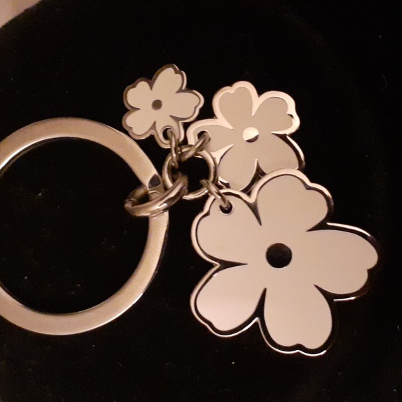 Burberry  Enamel Graduated TripleI Flower Keychain Bag Charm NEW - Picture 3 of 5